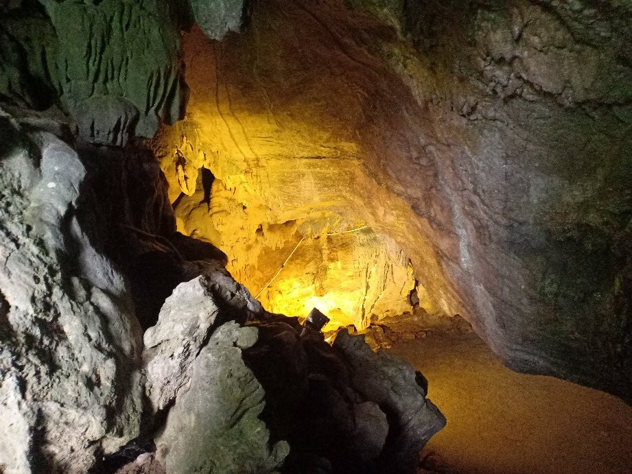 Hoa Cuong Cave景点图片