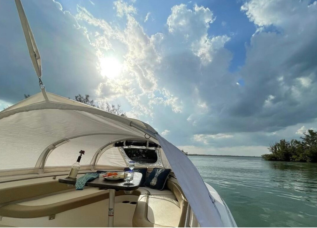 Happy Pineapple Boat Tours