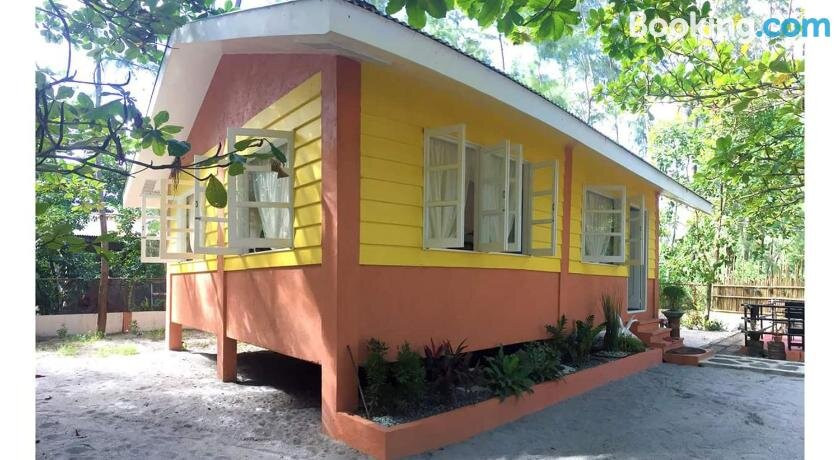 RedDoorz Hostel @ Ragsak Kamp Beach Resort