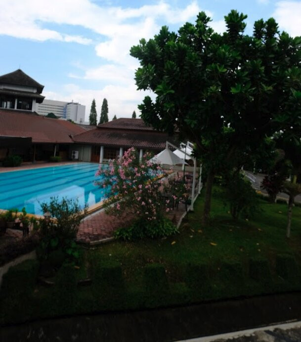 Front One Resort Magelang主图