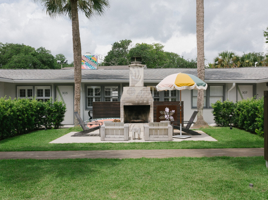 棕榈树复古酒店主图