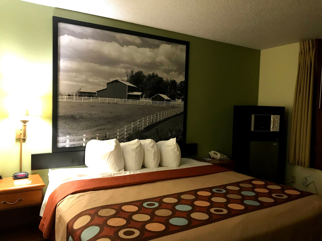 Super 8 by Wyndham Newton主图