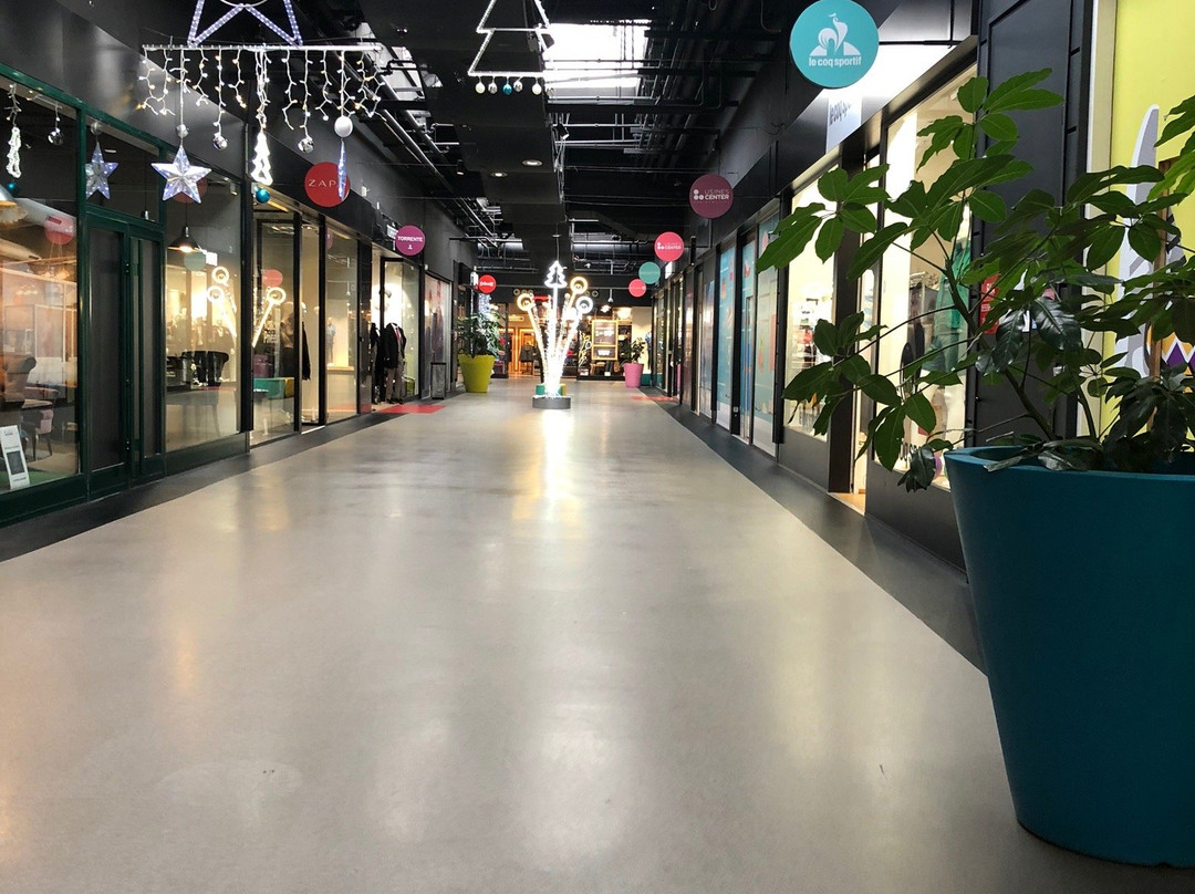 Usines Center Paris Outlet-戈内斯必去景点