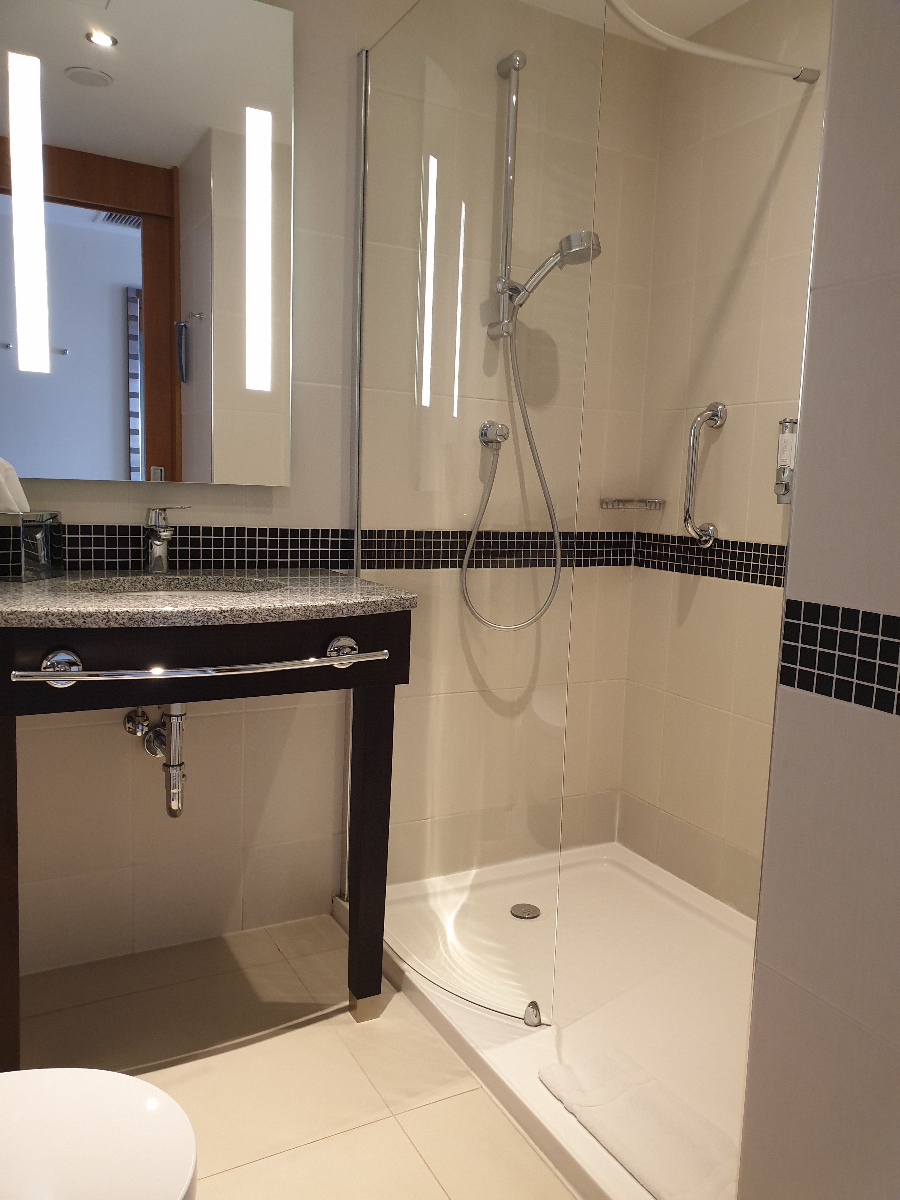 Hampton by Hilton Gdansk Airport-浴室
