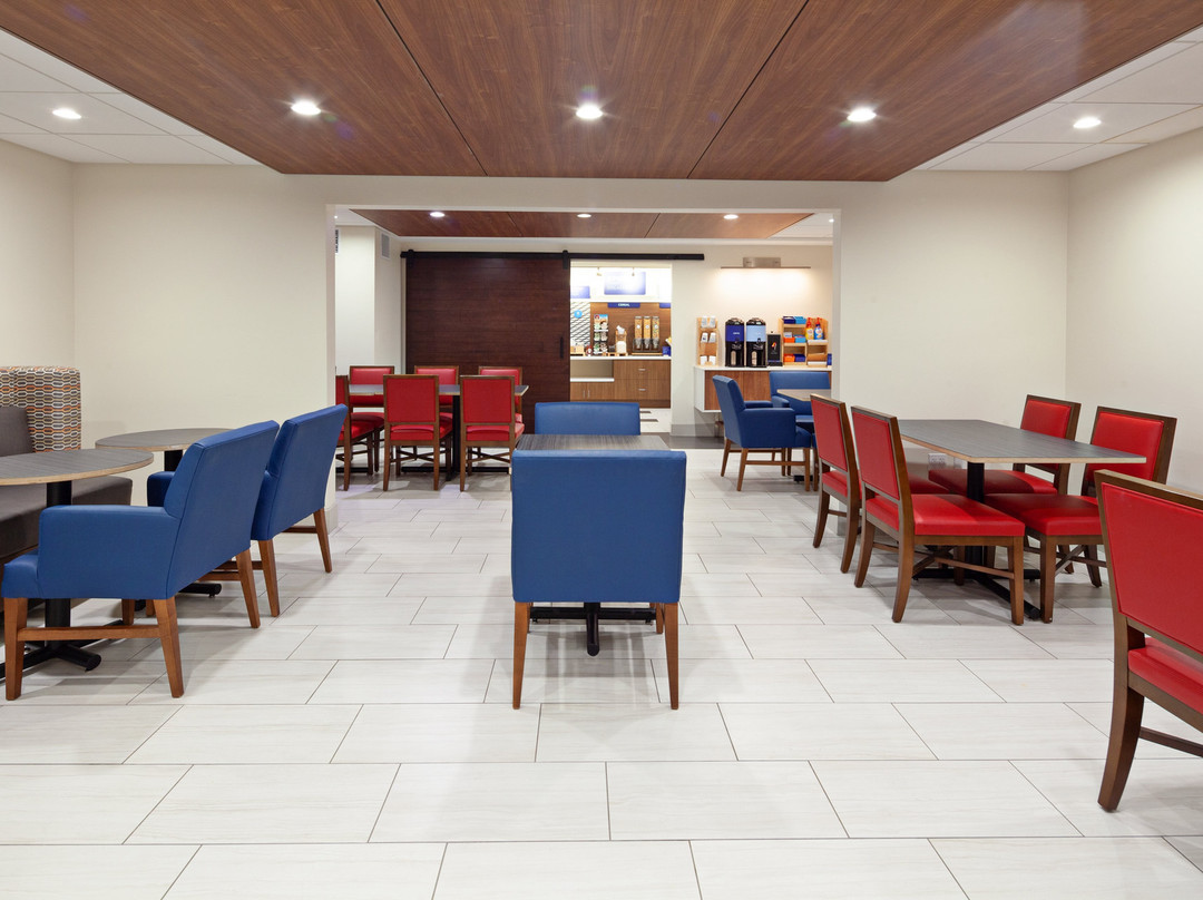 Holiday Inn Express & Suites San Diego-Escondido by IHG主图