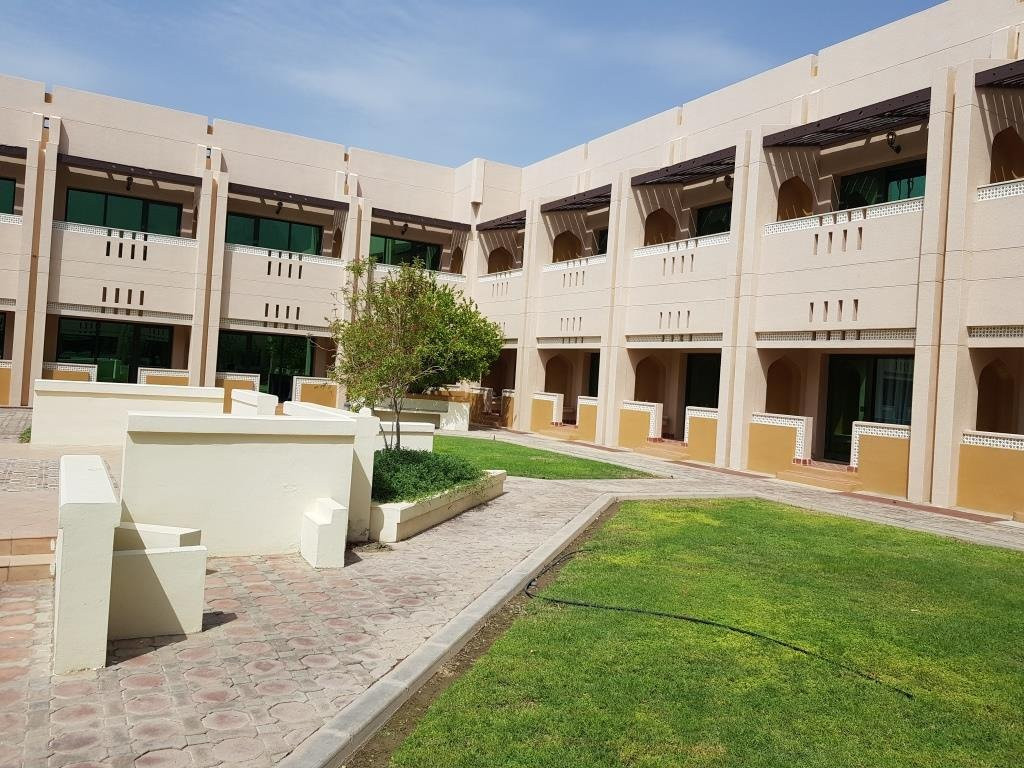 金色郁金香尼兹瓦酒店主图