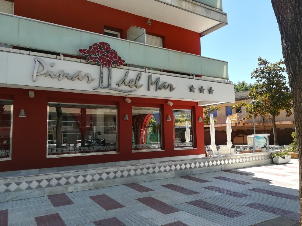 滨海皮纳尔酒店主图