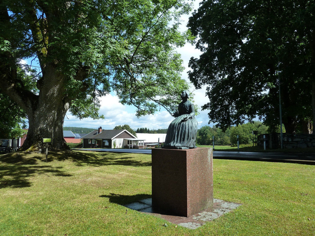 Vetlanda旅游景点-Statyn ''Lina Sandell''