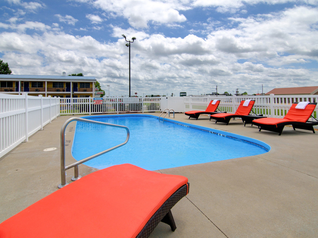 Westbridge Inn & Suites主图