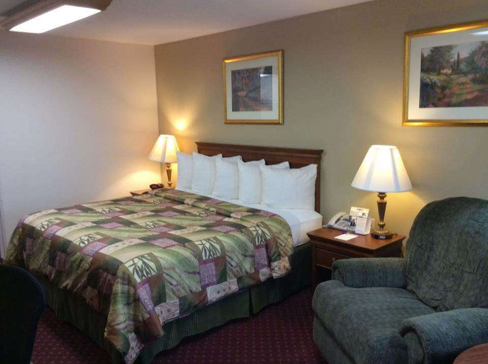 Super 8 by Wyndham McGehee主图