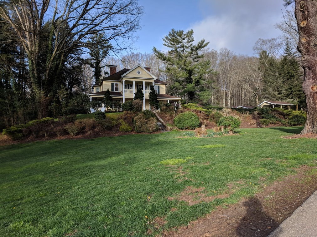 The Yellow House On Plott Creek Road主图