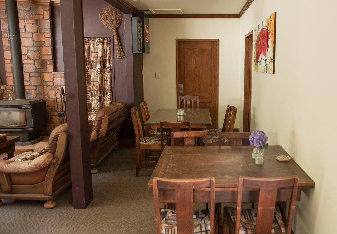 Lakeside Village Inn