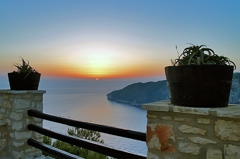 Agios Leontas餐馆和美食-Cross Tavern