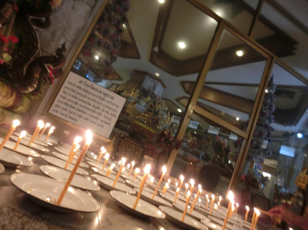 Chedi Phra Borommasaririkkathat Khao Kho景点图片