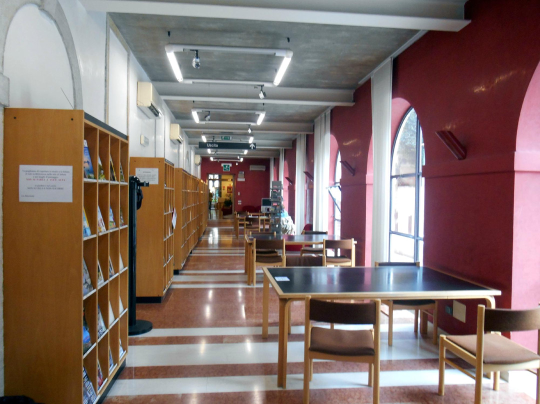 Biblioteca Civica R. Bortoli-斯基奥必去景点