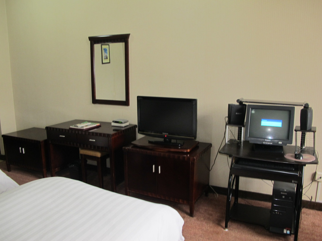 句容水月清华酒店（宁杭路崇明地铁站店）主图