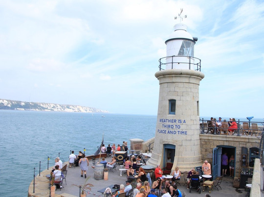 The Lighthouse Champagne Bar-福克斯通必去景点