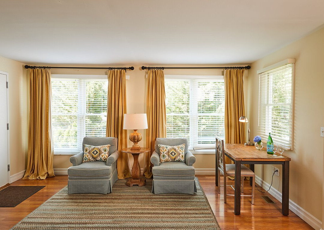 Three Village Inn主图