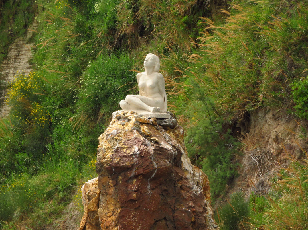 Statua Della Sirenetta Davanti Al Porto Di Levante景点图片
