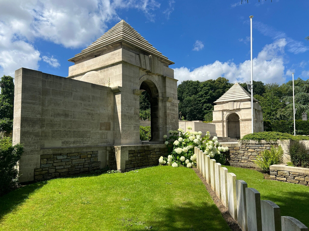 Longuenesse Saint Omer Souvenir Cemetery景点图片