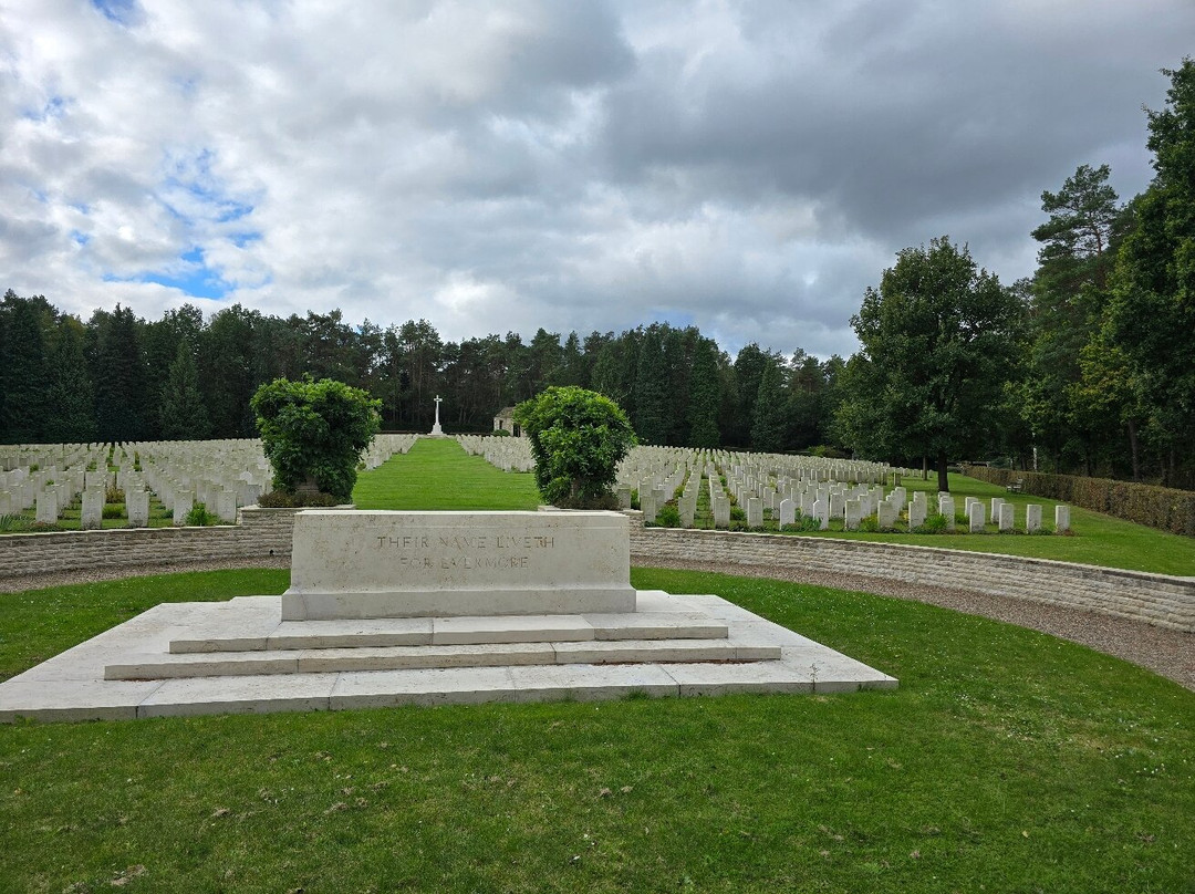 Becklingen War Cemetery-索尔陶必去景点