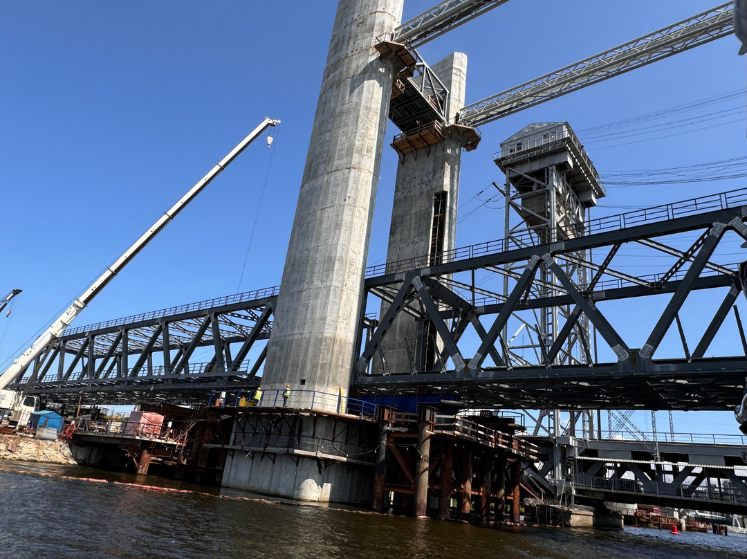 Dvukhyarusny Bridge景点图片