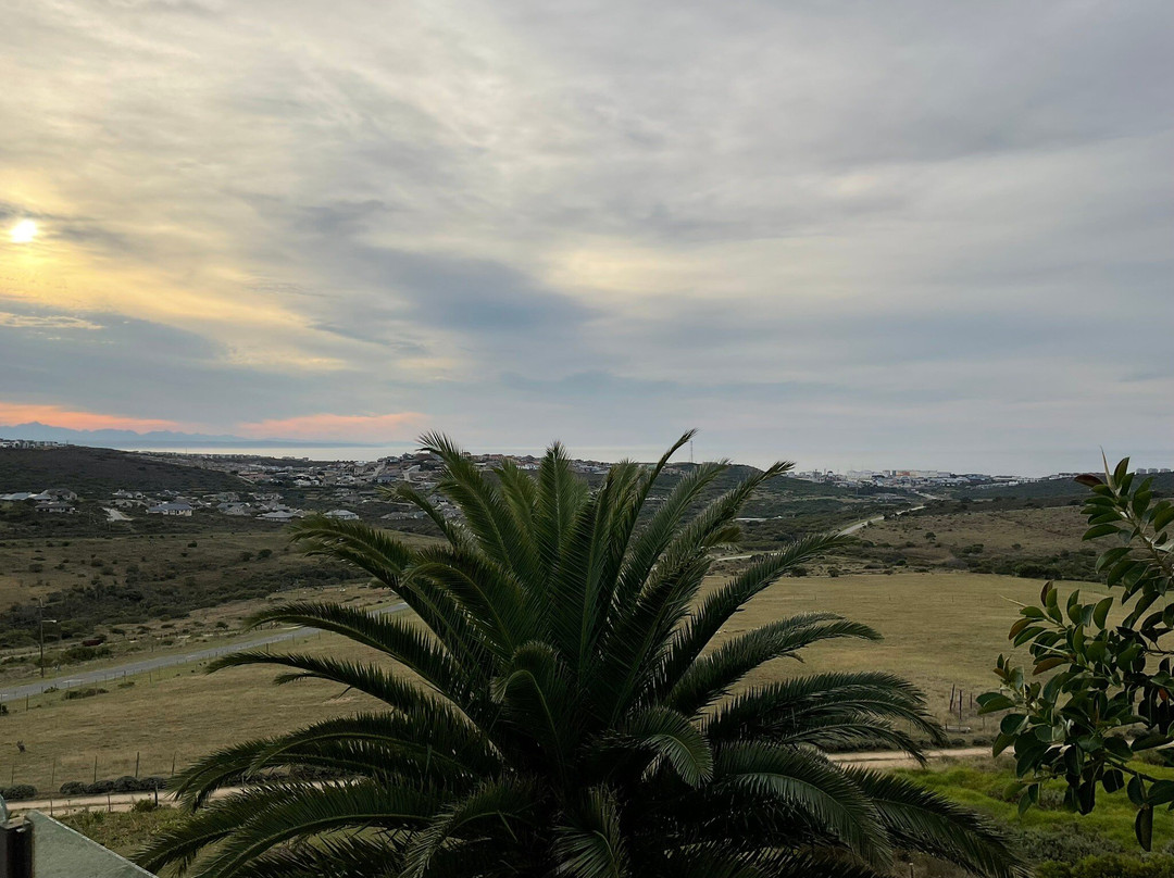 Fly me to the Moon Guest House主图