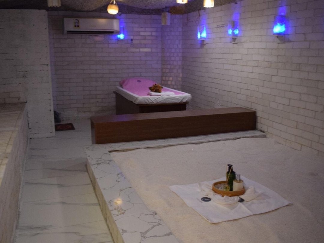 金色郁金香尼兹瓦酒店