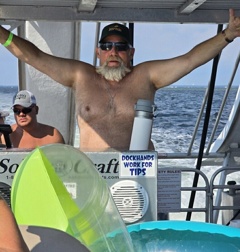 Double Fun Pontoon Rentals-德斯廷必去景点