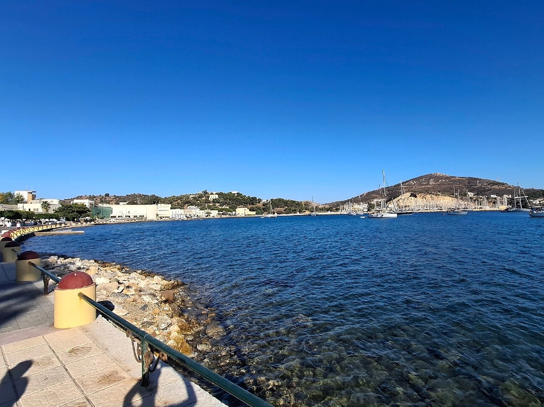 Paralia Kokkina-Lakki必去景点