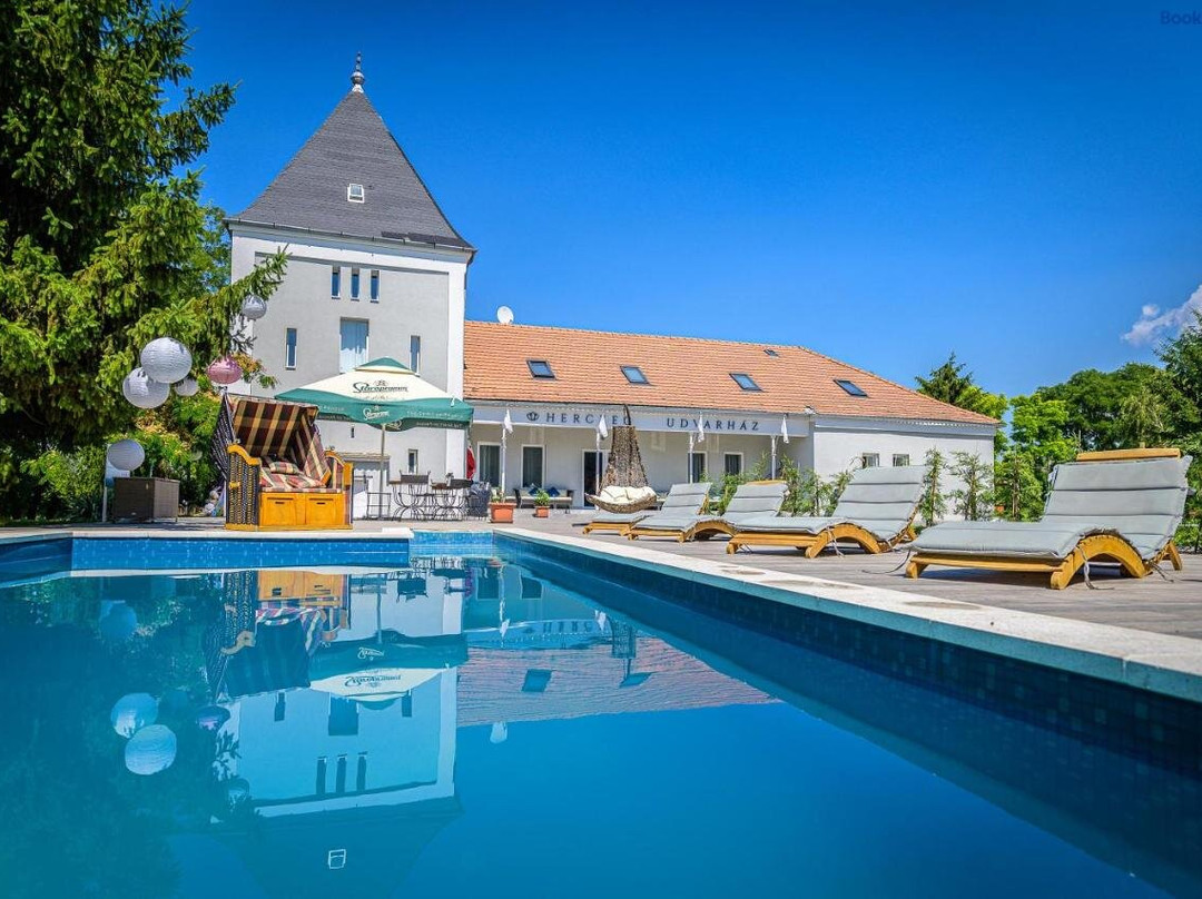 Herczeg Udvarhaz Poroszlo