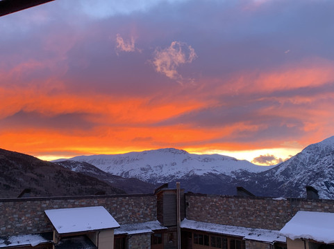 户撒雪绒花酒店主图