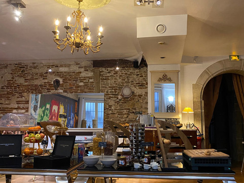 卡斯特尔万丽酒店主图