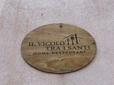 Il Vicolo Tra I Santi