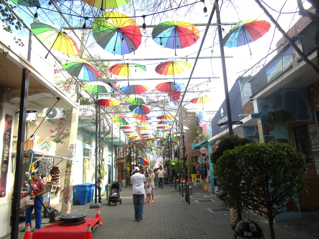 Umbrella Street-普拉塔港必去景点