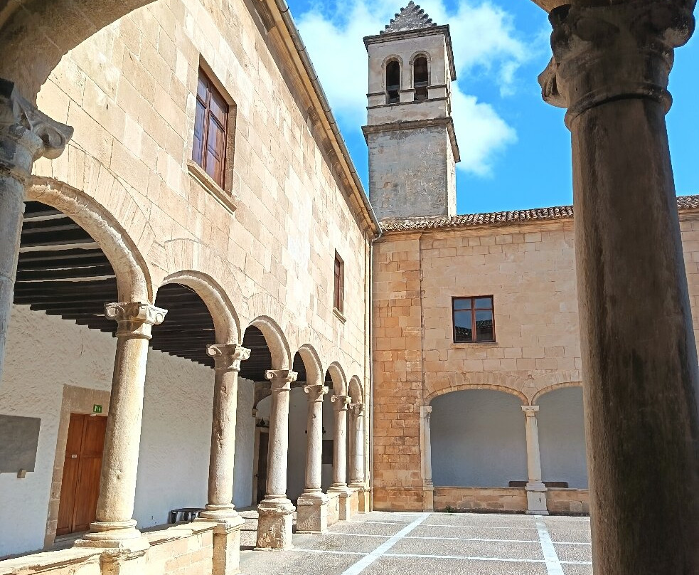 Claustro y convento de santo Domingo-Pollenca必去景点