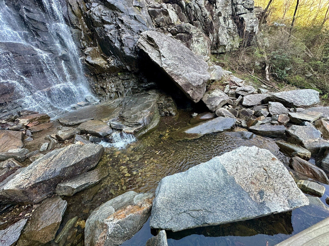 Hickory Nut Falls Trail-Chimney Rock必去景点