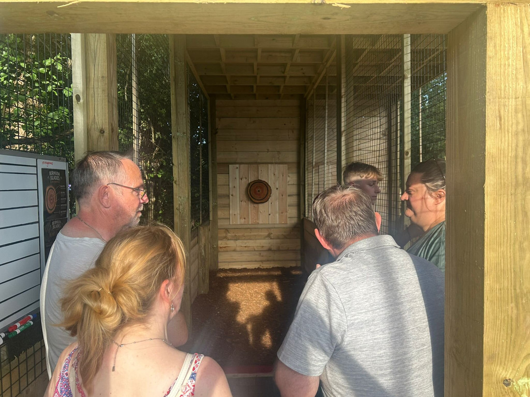 Bermuda Blades Axe Throwing-Henlow必去景点