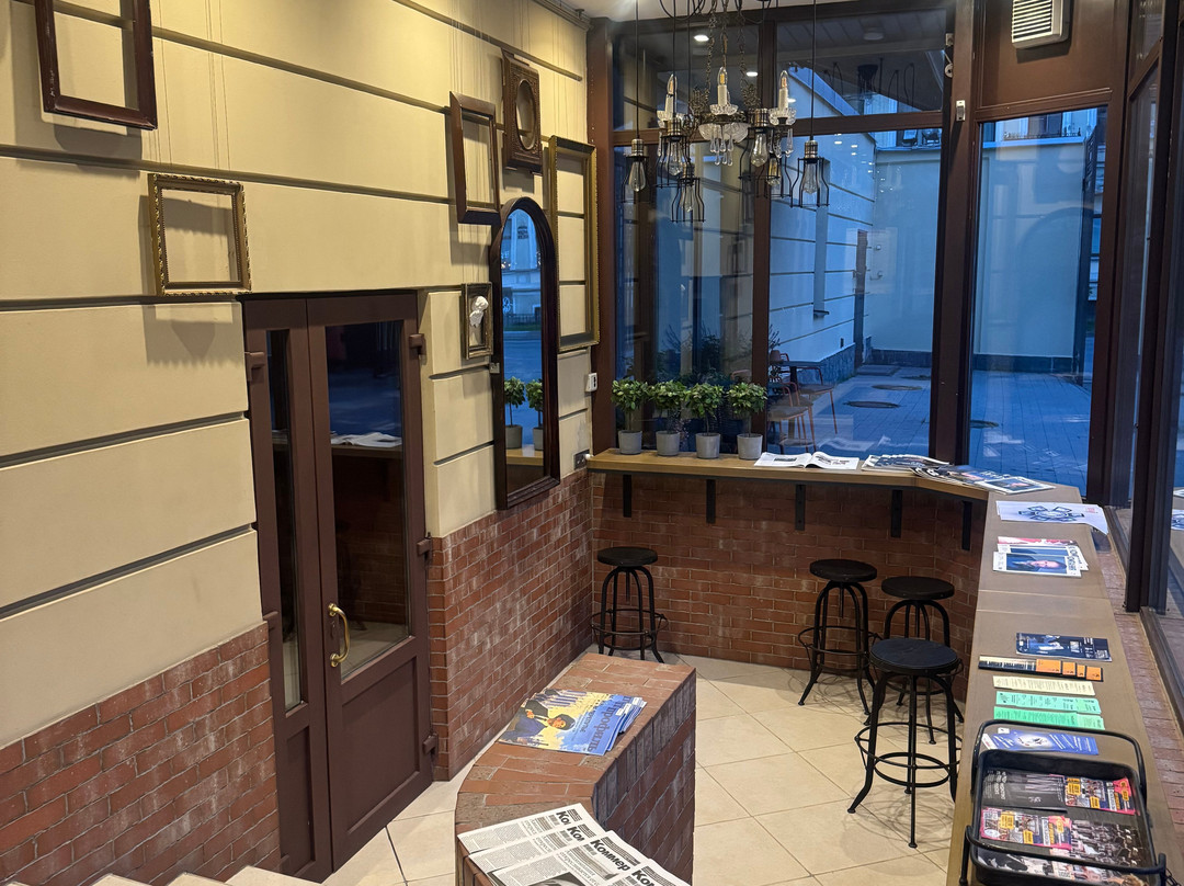 卡拉马佐夫兄弟酒店主图