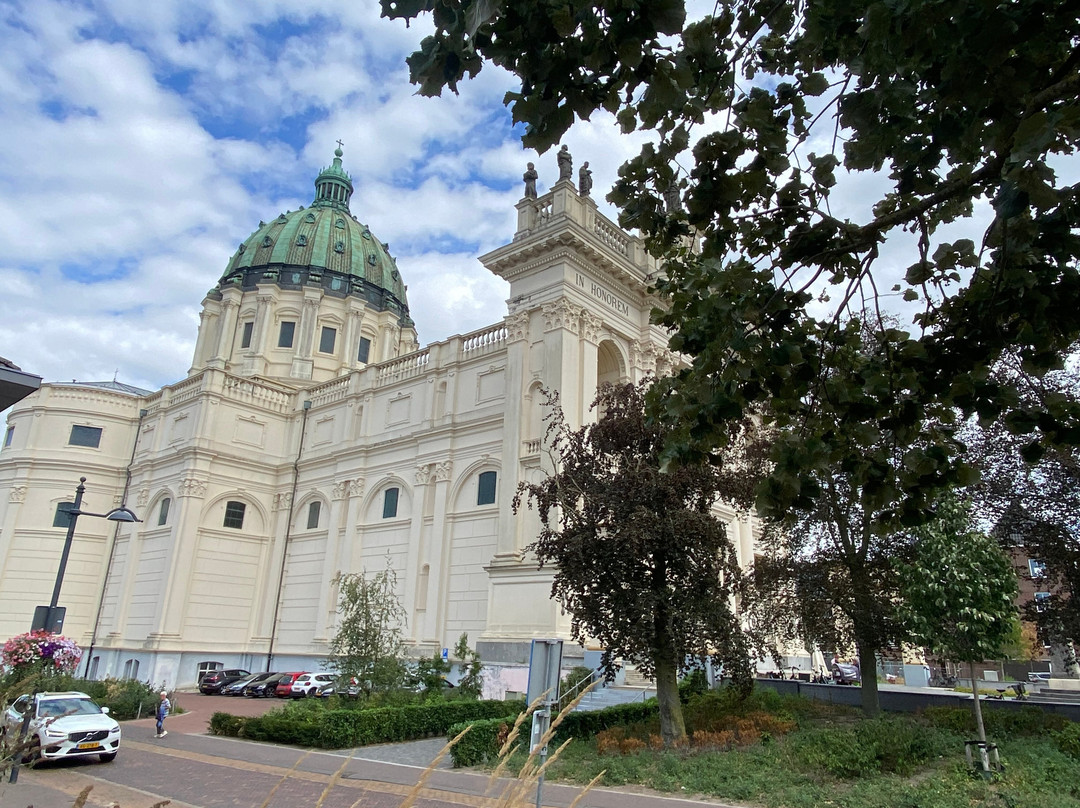 Basiliek H.H. Agatha and Barbara-Oudenbosch必去景点