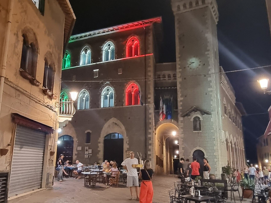 Torre Dell'Orologio-皮翁比诺必去景点