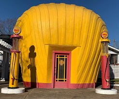 Shell-shaped Gas Station景点图片