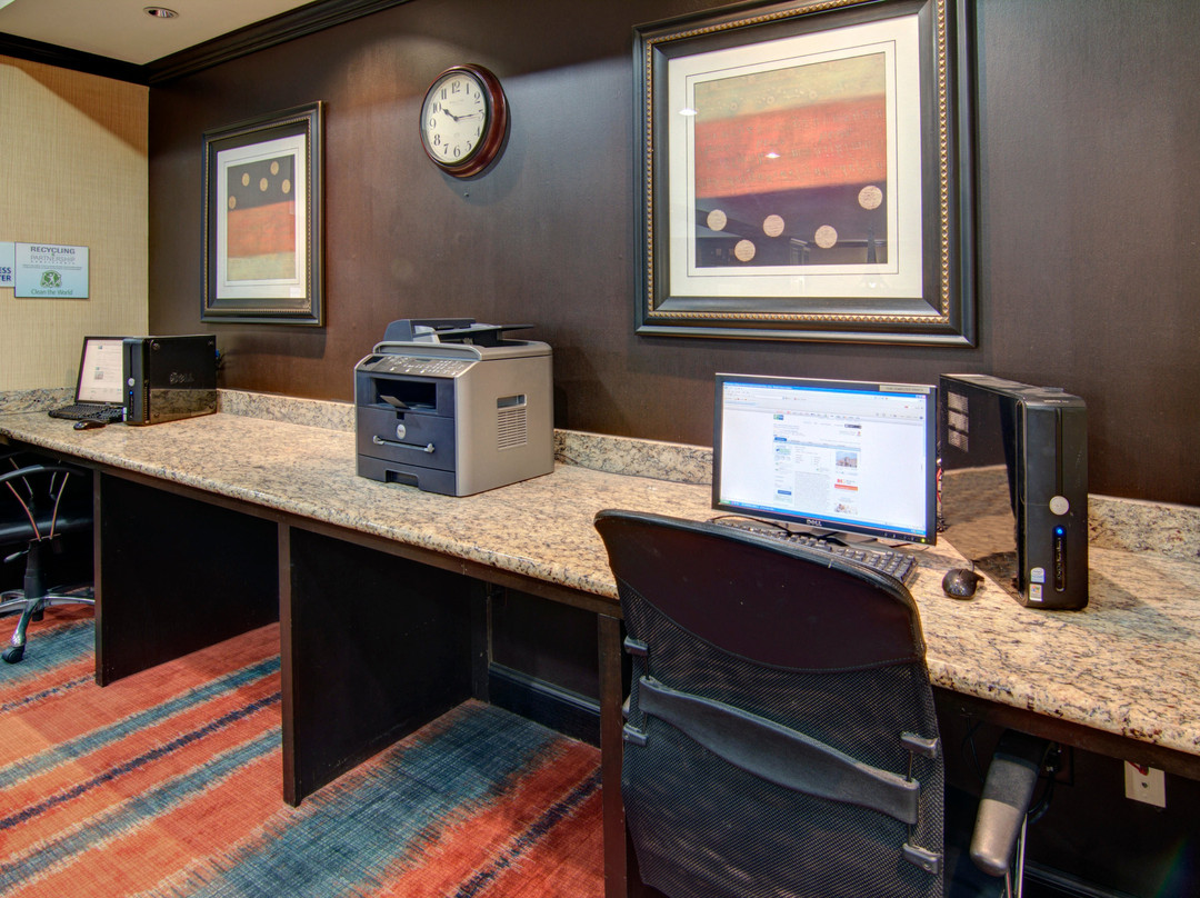 帕里斯快捷假日&套房酒店主图