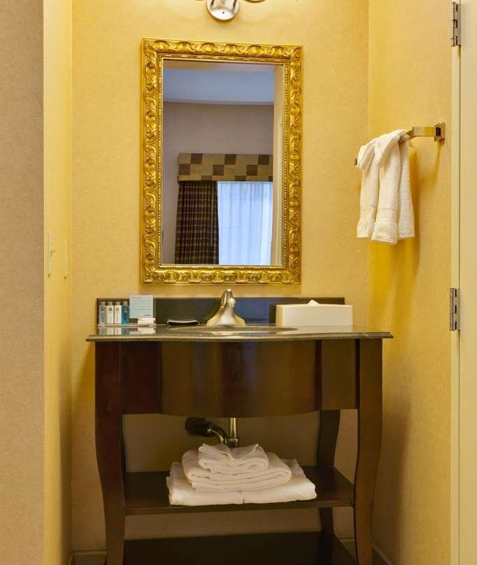 萨克拉门托机场纳托马斯欢朋套房酒店主图