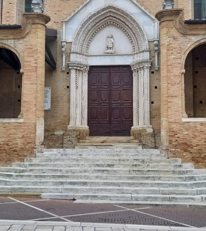 Collegiata di san Michele arcangelo-Citta Sant'Angelo必去景点