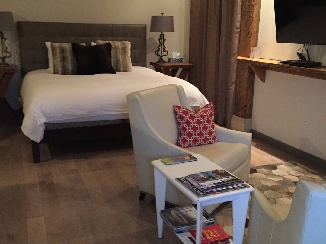 East and Main Suite