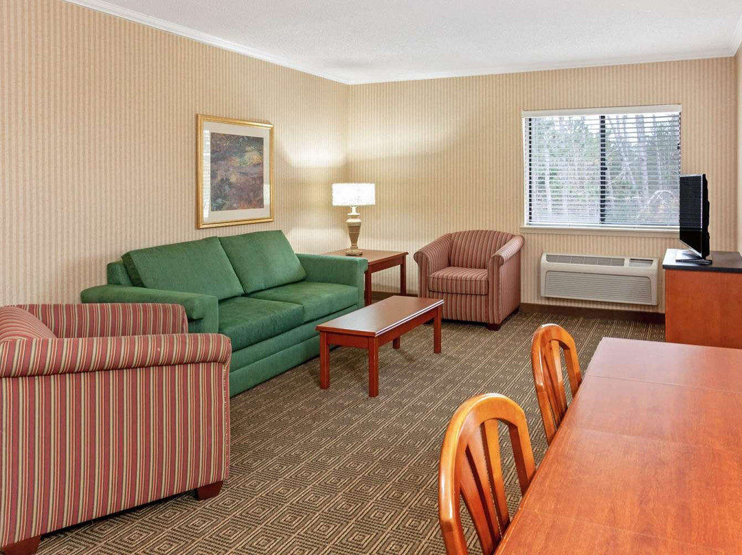 La Quinta Inn & Suites by Wyndham Stevens Point主图