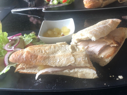 Ralegh's Cross Inn主图