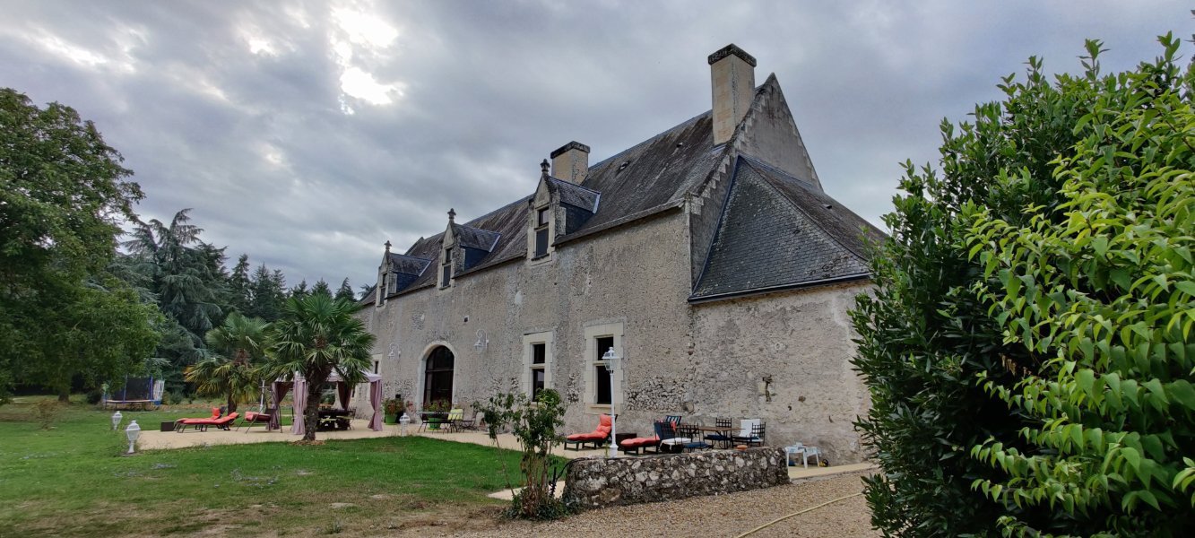 Le Vieux Chateau d'Hommes-官方