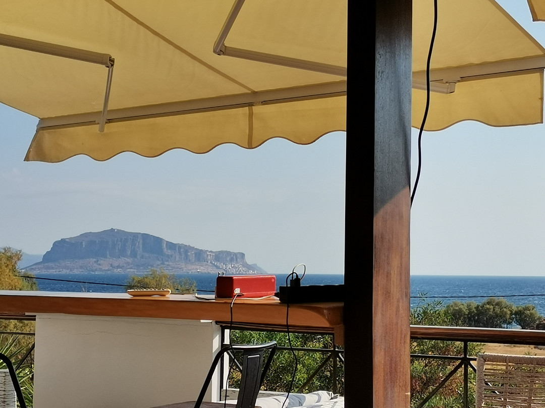 Iris Beach Hotel主图